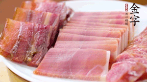 擺盤后鋪上老豆腐，淋點(diǎn)料酒，灑點(diǎn)白糖上鍋蒸20分鐘。