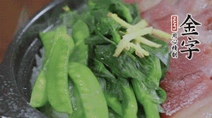 燜好的米飯開蓋，放入菜心、荷蘭豆，澆上調味汁拌勻。