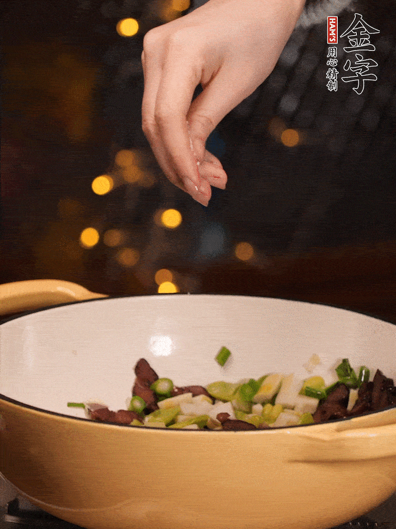 可以加點點水，再加菜苔，加點鹽、味精調味