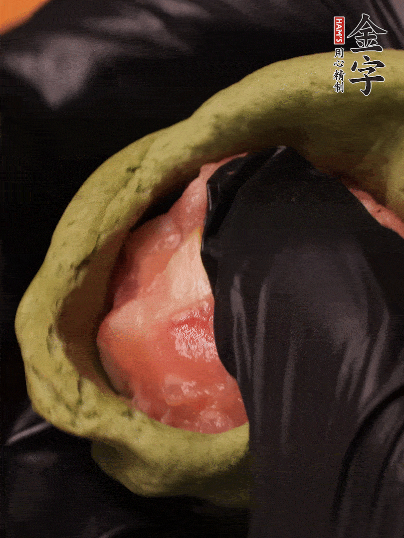 切成小劑子，中間壓個坑，做成碗狀，虎口慢慢收口