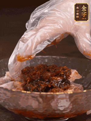 排骨用1勺蠔油、1勺醬油、1勺金字火腿XO醬抓勻腌制半小時(shí)