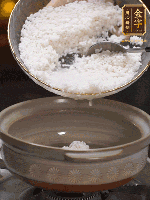 鍋底刷油，倒入米飯，水沒過即可，中小火燜10分鐘，戳幾個洞