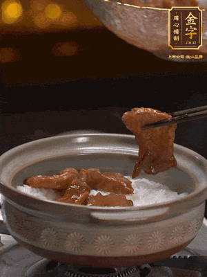 鋪上牛肉，鍋邊淋油在燜5分鐘