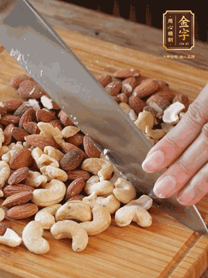 熟堅(jiān)果切成大顆粒，加入杏仁片、白芝麻、火腿絲、熟糯米粉、玫瑰花醬、花生油、水怡攪拌均勻，捏成52g一個(gè)的小球