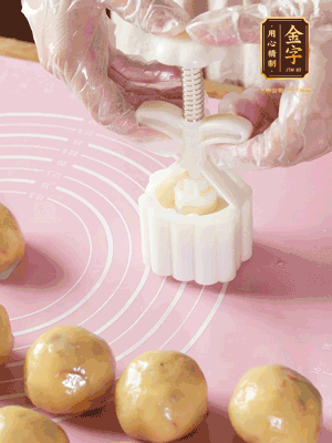 收緊虎口搓圓，裹上一層面粉，放入模具壓一壓