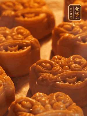 表面噴上水，烤箱預(yù)熱至190℃，170℃烤10分鐘