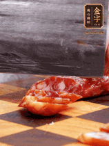 處理食材：香腸切片，土豆切塊、胡蘿卜切丁、豆角切段