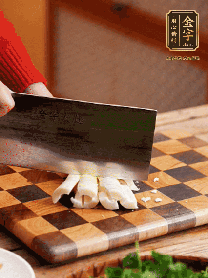 春筍剝去外殼，拍碎切成小條