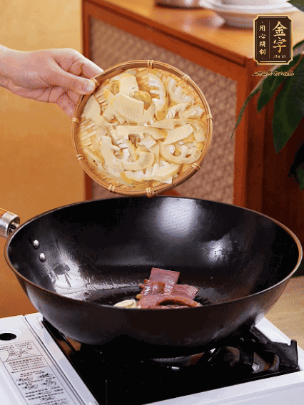 油熱，下蒜末、火腿煸炒出香味，再下筍片微微翻炒