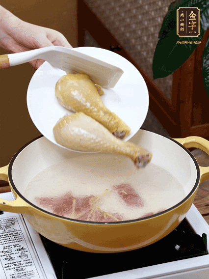 倒清水，放雞腿，大火煮開(kāi)轉(zhuǎn)中小火煮20分鐘